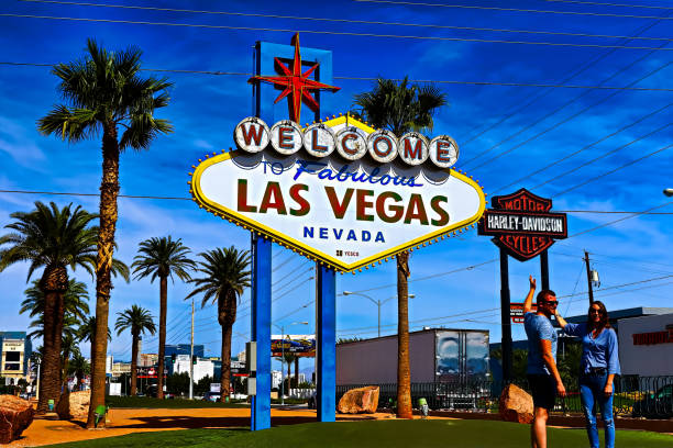 el letrero de bienvenida a las vegas fabuloso en un día soleado brillante en las vegas.bienvenido a never sleep city las vegas, nevada sign con el corazón de la escena de las vegas en el fondo. - welcome to fabulous las vegas sign photography landmarks travel locations fotografías e imágenes de stock