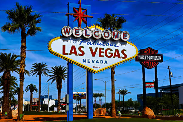 the welcome to fabulous las vegas sign on bright sunny day in las vegas.welcome to never sleep city las vegas, nevada sign with the heart of las vegas scene in the background. - welcome to fabulous las vegas sign las vegas metropolitan area casino neon light imagens e fotografias de stock