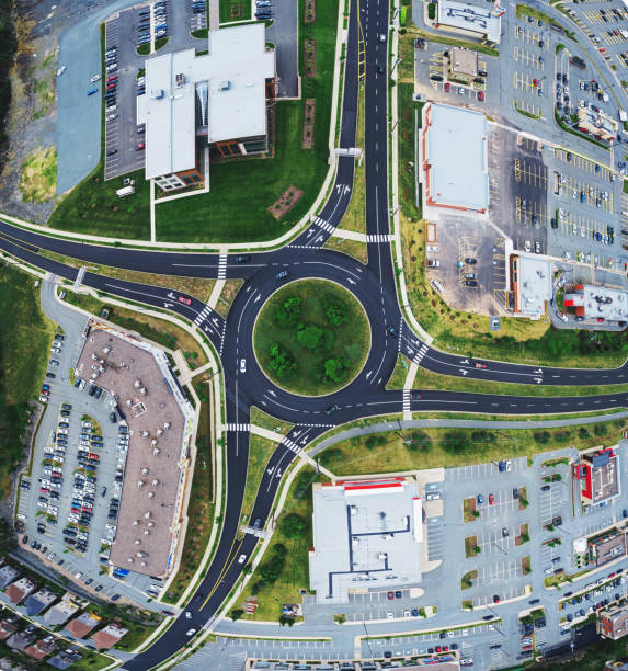 rond-point de la circulation - halifax nova scotia vertical traffic photos et images de collection