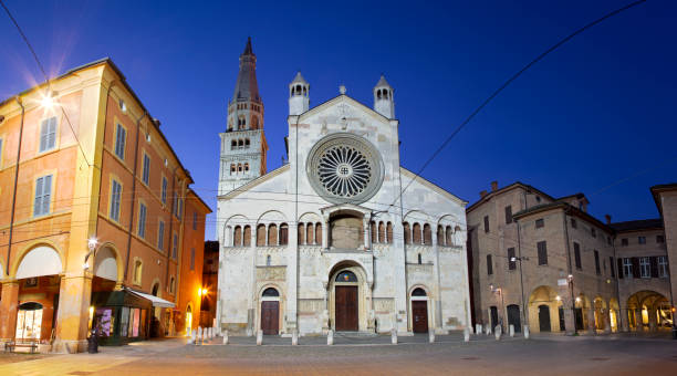 istock Modena - The west facade of Duomo  (Cattedrale Metropolitana di Santa Maria Assunta e San Geminiano) at dusk. 1256878801