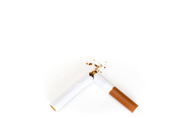 sigaretta rotta su sfondo bianco con spazio di copia. smettere di fumare e cattive abitudini. - isolated on white brown white anxiety foto e immagini stock