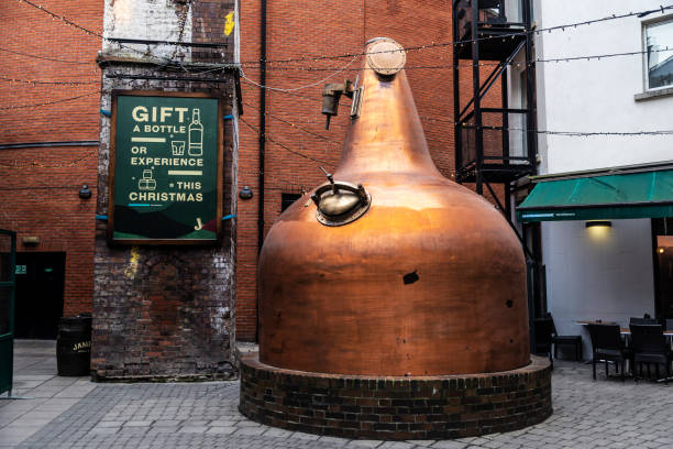 alembic en la destilería jameson bow street en dublín, irlanda - giant boilers fotografías e imágenes de stock