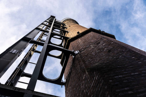 cimini della jameson distillery bow street a dublino, irlanda - dublin ireland brick built structure building exterior foto e immagini stock