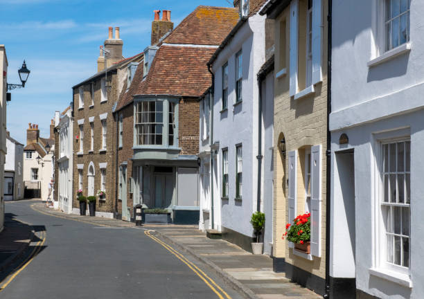 middle street, deal, kent, inglaterra. - deal kent - fotografias e filmes do acervo