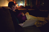 sch%C3%B6ne-schwangere-frau-schaut-film.