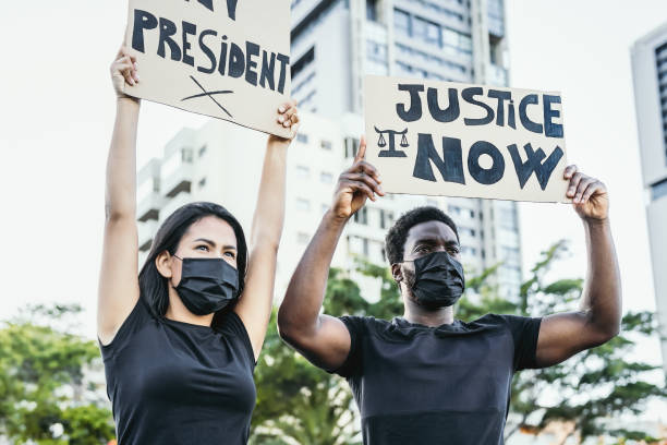 mouvement militant protestant contre le racisme et lutte pour la justice et l’égalité - civil rights photos et images de collection