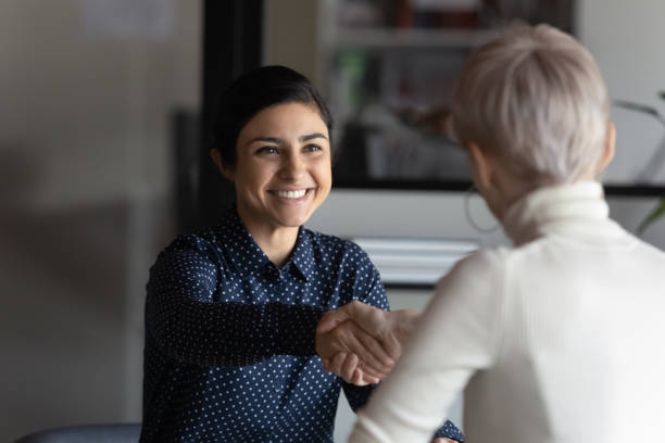 manager di successo che fa un accordo con il partner stringono la mano esprimono rispetto - job search recruitment occupation employment issues foto e immagini stock