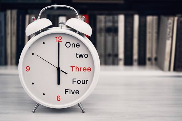 책상 시계에 6 6 시간 또는 18 88 시간 - focus on foreground alarm clock deadline time 뉴스 사진 이미지
