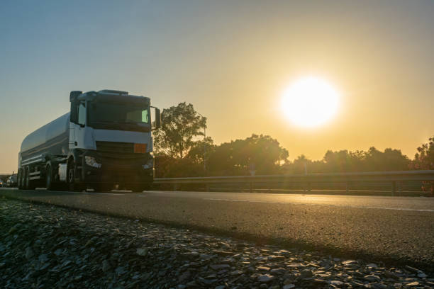 tankwagen für den gastransport - armored truck stock-fotos und bilder