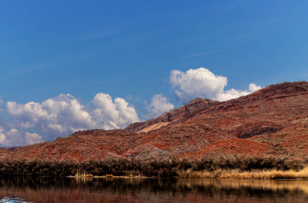 chmury przetaczają się nad wzgórzami w pobliżu rzeki colorado - lees ferry landing, page, az, usa - indigenous culture flash zdjęcia i obrazy z banku zdjęć