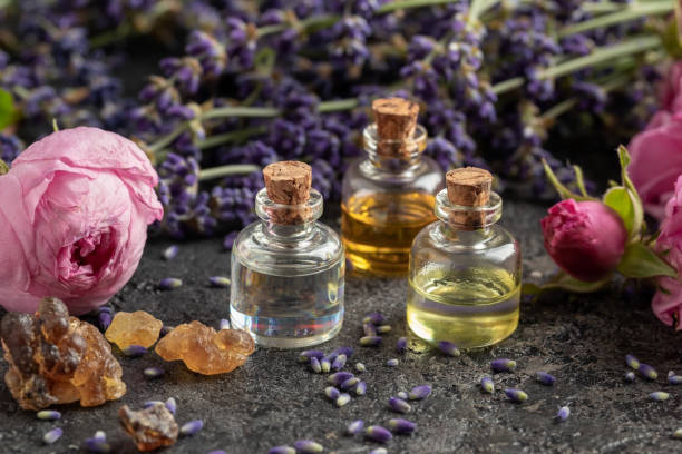 flaschen ätherisches öl mit weihrauch, rose und lavendel - aromatherapy oil massage oil alternative therapy massaging stock-fotos und bilder