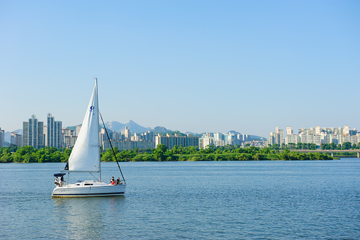 The Han River is a large river that crosses Seoul, the capital of Korea, and is popular as a place for relaxation and leisure sports for citizens. The riverside has green spaces for citizens and typical Korean apartments.