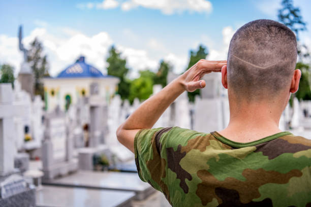 soldat restant au cimetière - depression sadness usa american flag photos et images de collection