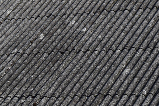 amianto no telhado da casa - amianto telhado eternit - fotografias e filmes do acervo