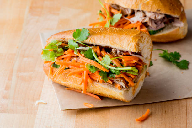 Banh mi sandwich. Classic Japanese Vietnamese or Thai cuisine favorite. Variety of sandwiches made w/ beef broths, rice noodles, pork, chicken, tofu, scallions, mushrooms, cilantro, peanuts, bean sprouts, eggs, peanut & chili pepper sauce. sándwich banh mi. clásico japonés vietnamita o tailandés favorito. variedad de sándwiches elaborados con caldos de ternera, fideos de arroz, cerdo, pollo, tofu, cebolletas, champiñones, cilantro, cacahuetes, brotes de frijol, huevos, mantequilla de m