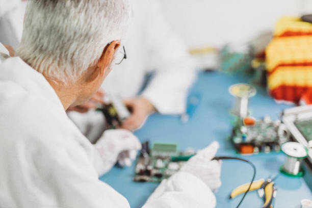 löten - electronics industry circuit board capacitor tweezers stock-fotos und bilder