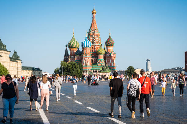 ludzie chodzą po placu czerwonym w słonecznym lipcu 2020 dzień po kwarantannie, katedra św bazylego w tle - national landmark international landmark cityscape tower zdjęcia i obrazy z banku zdjęć