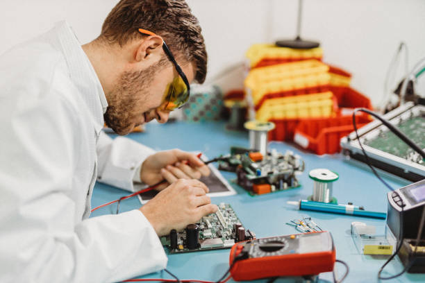 soldering - service electronics industry circuit board capacitor imagens e fotografias de stock
