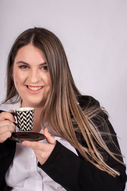 sorridente giovane donna gode di un caffè in tazza di demitasse in bianco e nero - 7652 foto e immagini stock