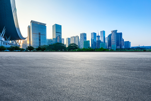 Carretera de carreras vacía y edificios modernos de la ciudad en Shenzhen. photo