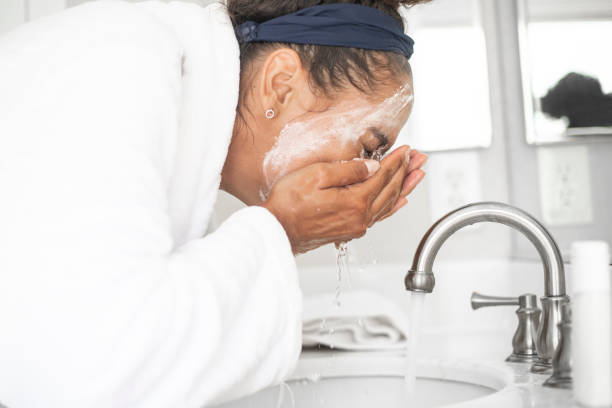 badkamer scène - gezicht wassen stockfoto's en -beelden