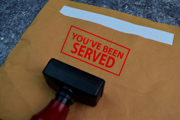 red handle rubber stamper i you've been served tekst izolowane na stole. - gotowy do jedzenia zdjęcia i obrazy z banku zdjęć