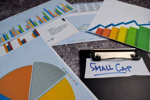 small cap schreiben auf haftnotizen isoliert auf office desk. börsenkonzept - klein grafiken stock-fotos und bilder