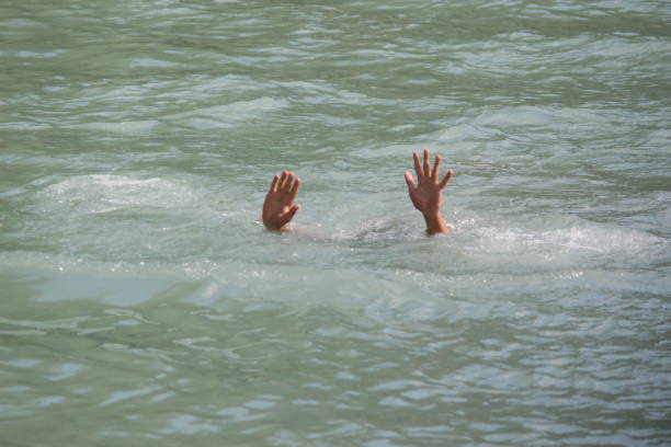 ragazzo annegato ad anantanag nel kashmir meridionale - frowning foto e immagini stock
