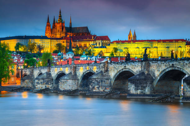 prag'da vltava nehri üzerinde charles köprüsü, çek cumhuriyeti - st vitus katedrali stok fotoğraflar ve resimler
