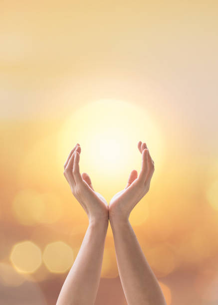 meditazione yoga mantra mente e anima, pratica spirituale di salute mentale con la donna posano un allenamento di rilassamento tranquillo con l'ora d'oro al tramonto estate giugno solstizio di sole e cielo può candela bokeh - benedizione foto e immagini stock