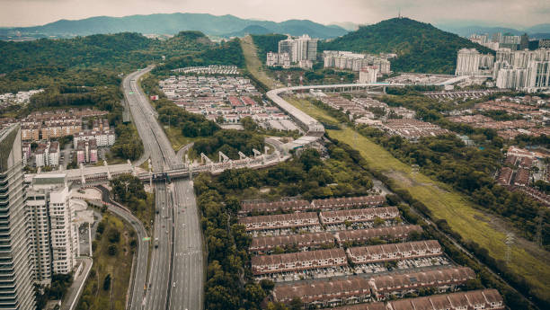 drone punto di vista di damansar, petaling jaya malaysia vista con autostrada nord sud e ponte - selangor state foto e immagini stock