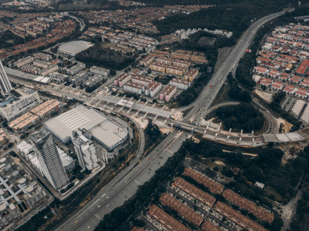 drone punto di vista di damansar, petaling jaya malaysia vista con autostrada nord sud e ponte - selangor state foto e immagini stock