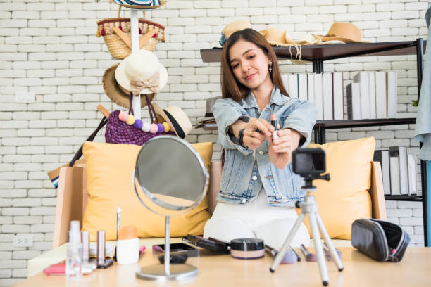 istock Internet influencer live daily make-up 1256999286