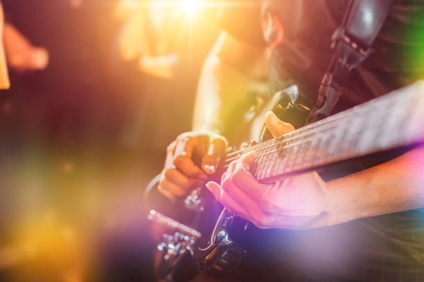 gitarrist spielen musik-song auf der bühne. - elektrogitarre stock-fotos und bilder
