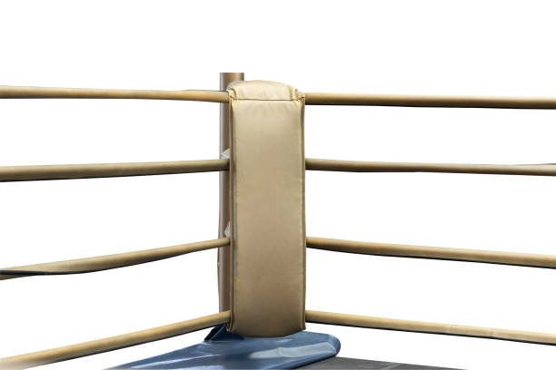 золотой боксерский ринг изолировать на белом фоне с отсечением пути. - boxing ring фотограф�ии стоковые фото и изображения