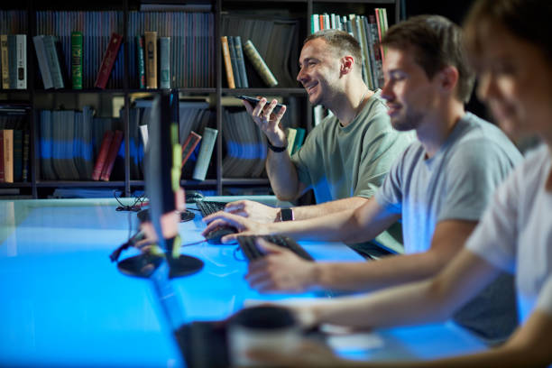 equipo de programadores profesionales ingenieros escriben código trabajando en nuevo proyecto, fotografía para tecnología de ti publicitaria - personal data assistant fotografías e imágenes de stock