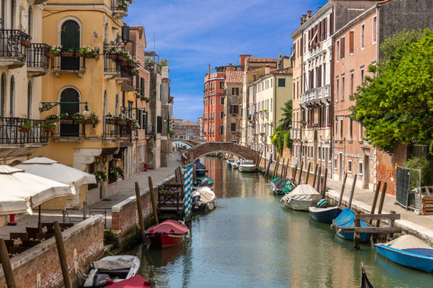 scena della città di venezia durante il blocco covid-19 senza visitatori durante il giorno nel 2020 - photography urban scene venice italy veneto foto e immagini stock