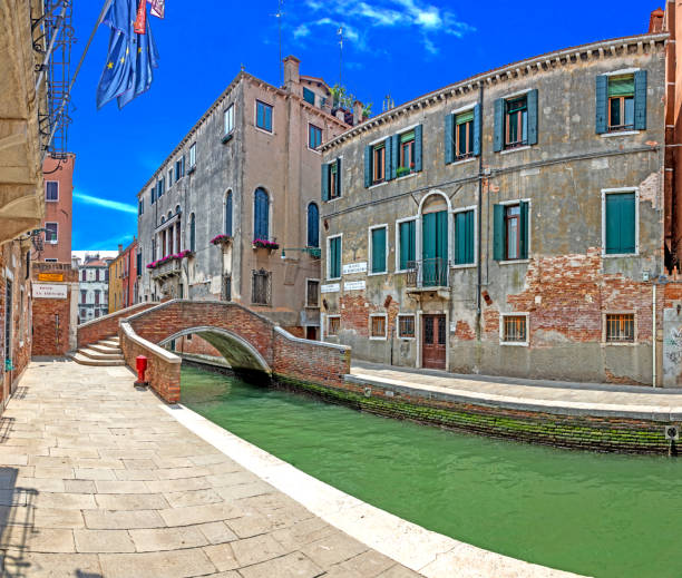 scena della città di venezia durante il blocco covid-19 senza visitatori durante il giorno nel 2020 - photography urban scene venice italy veneto foto e immagini stock