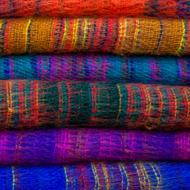 châles de pashmina colorés à vendre à katmandou, népal - nepal bazaar kathmandu textile photos et images de collection