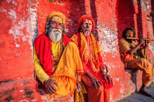 sadhu - indian holymen sitting in the temple - sadhu imagens e fotografias de stock