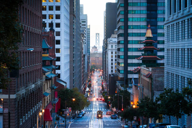 centro de são francisco com teleférico na california street ao amanhecer, são francisco, califórnia, eua - chinatown san francisco chinatown san francisco county cityscape - fotografias e filmes do acervo