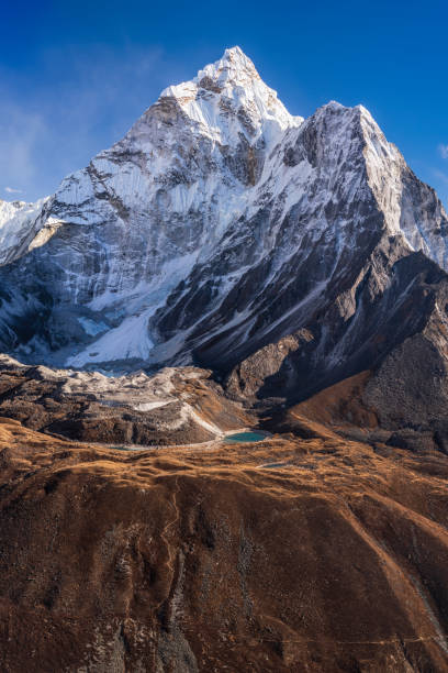 panorama de 52 mpix du beau mont ama dablam dans l’himalaya, népal - himalayas mountain aerial view mountain peak photos et images de collection