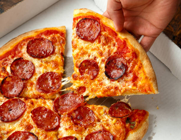 człowiek biorący kawałek pysznej pizzy pepperoni z kartonowego pudełka - carton horizontal portion part of zdjęcia i obrazy z banku zdjęć