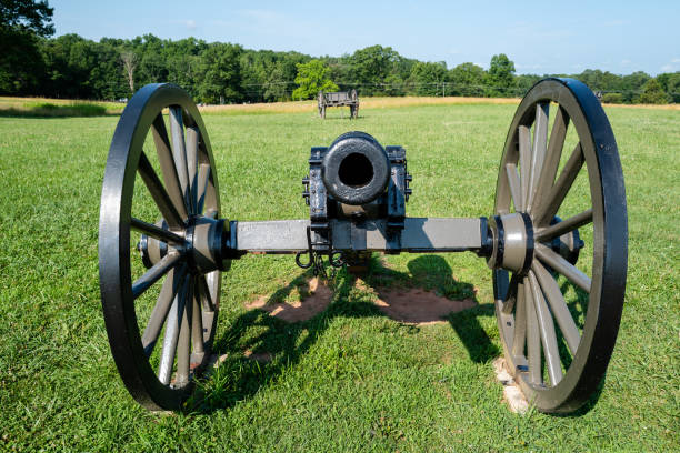battlefield cannon in manassas - manassas war famous place park imagens e fotografias de stock