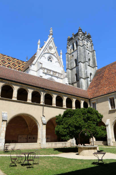 primeiro claustro, diz hosts. o monastério real de brou. bourg-en-bresse. ain. auvergne-rhône-alpes. frança. europa. - bresse - fotografias e filmes do acervo