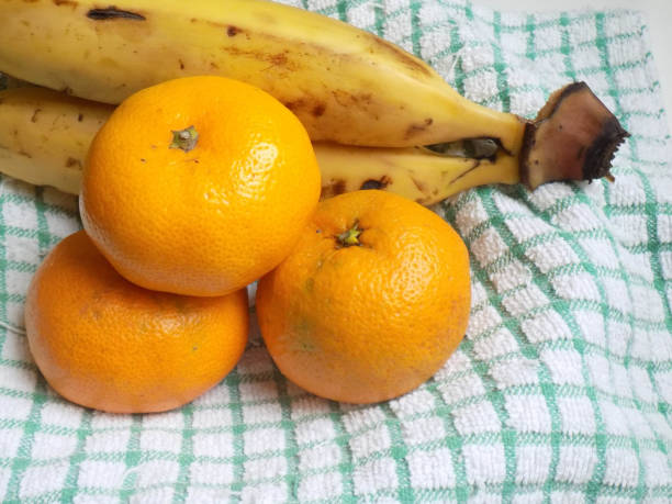 fruits sur nappe - banane vu de dessus nappe photos et images de collection
