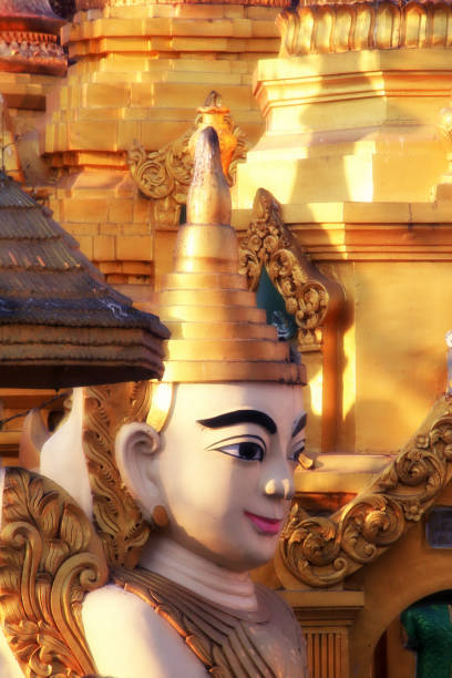 shwedagon pagoda - yangon foto e immagini stock
