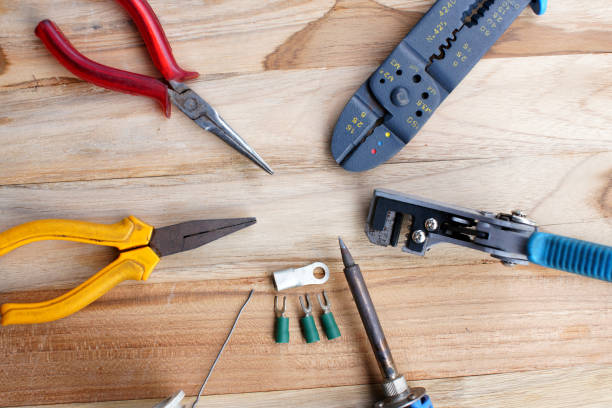 機器ツールのトップビューは、木材上の電線を接続します。 - construction material home improvement work tool screwdriver ストックフォトと画像