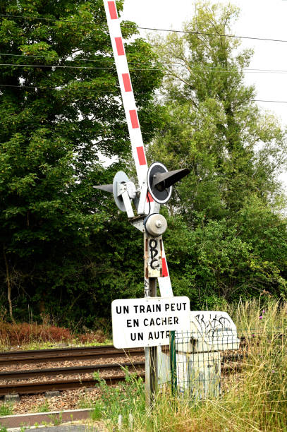 railroad crossing in the countryside - railroad crossing railway signal gate nobody imagens e fotografias de stock