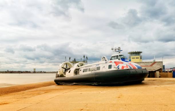 судно на воздушной подушке покидает портсмут - hovercraft стоковые фото и изображения